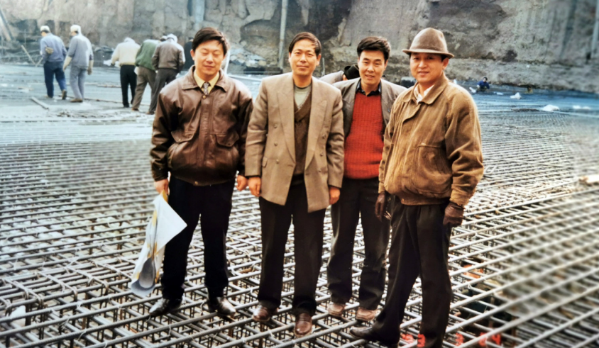 1996年金運(yùn)大廈大底板澆筑合影.PNG